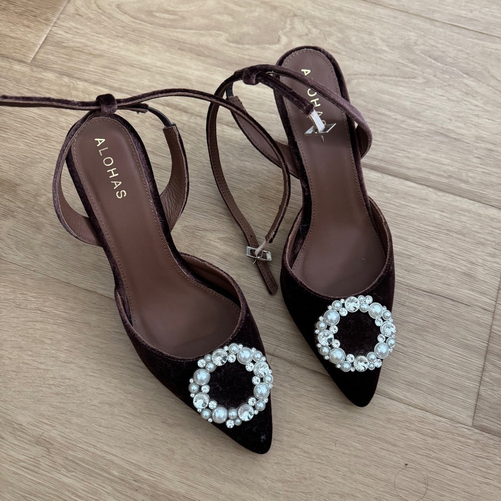 Alohas Brown Velvet Pump